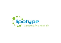Das Bild zeigt das Logo von Lipotype, das den Slogan „Lipidomics for a better life“ enthält. Es besteht aus blauen und grünen Schriftzügen sowie grafischen Elementen in Form von Kreisen.